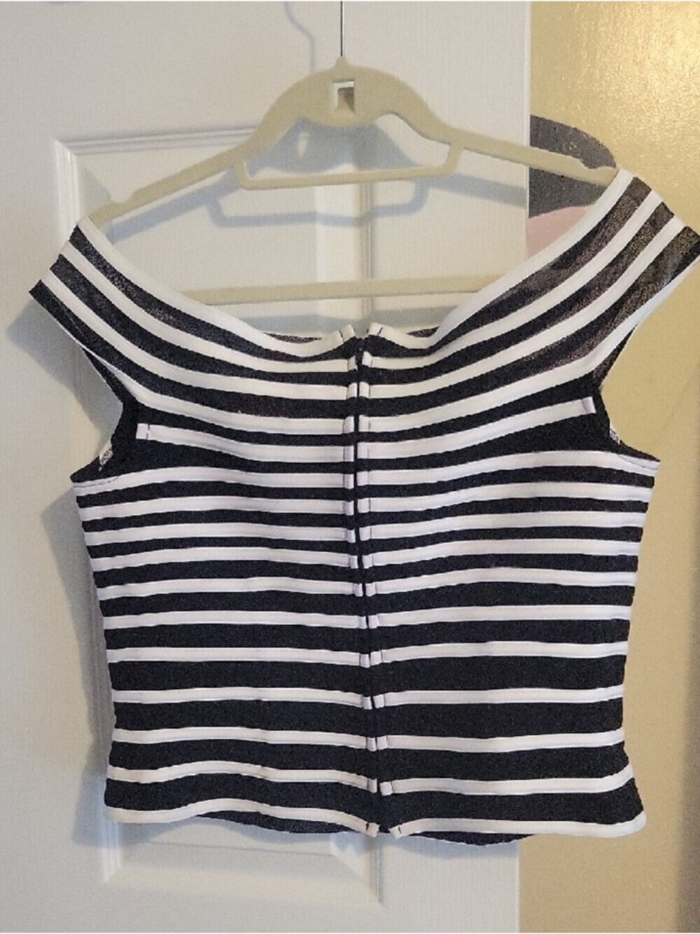 Black and White Striped Mesh Off or On-Shoulder Crop Top - Picture 2 of 2